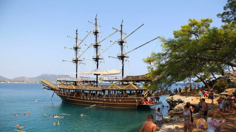 Kemer Piratenboot