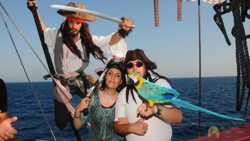 Kemer Piratenboot